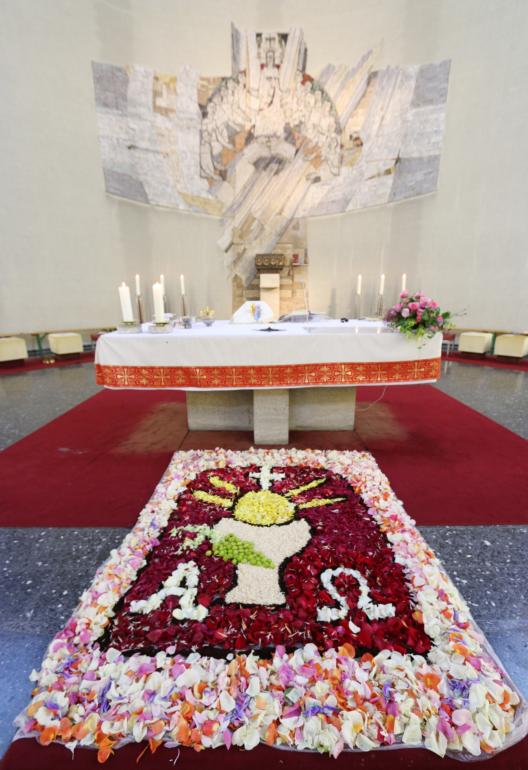 Blütenteppich in der Kirche St. Christoph