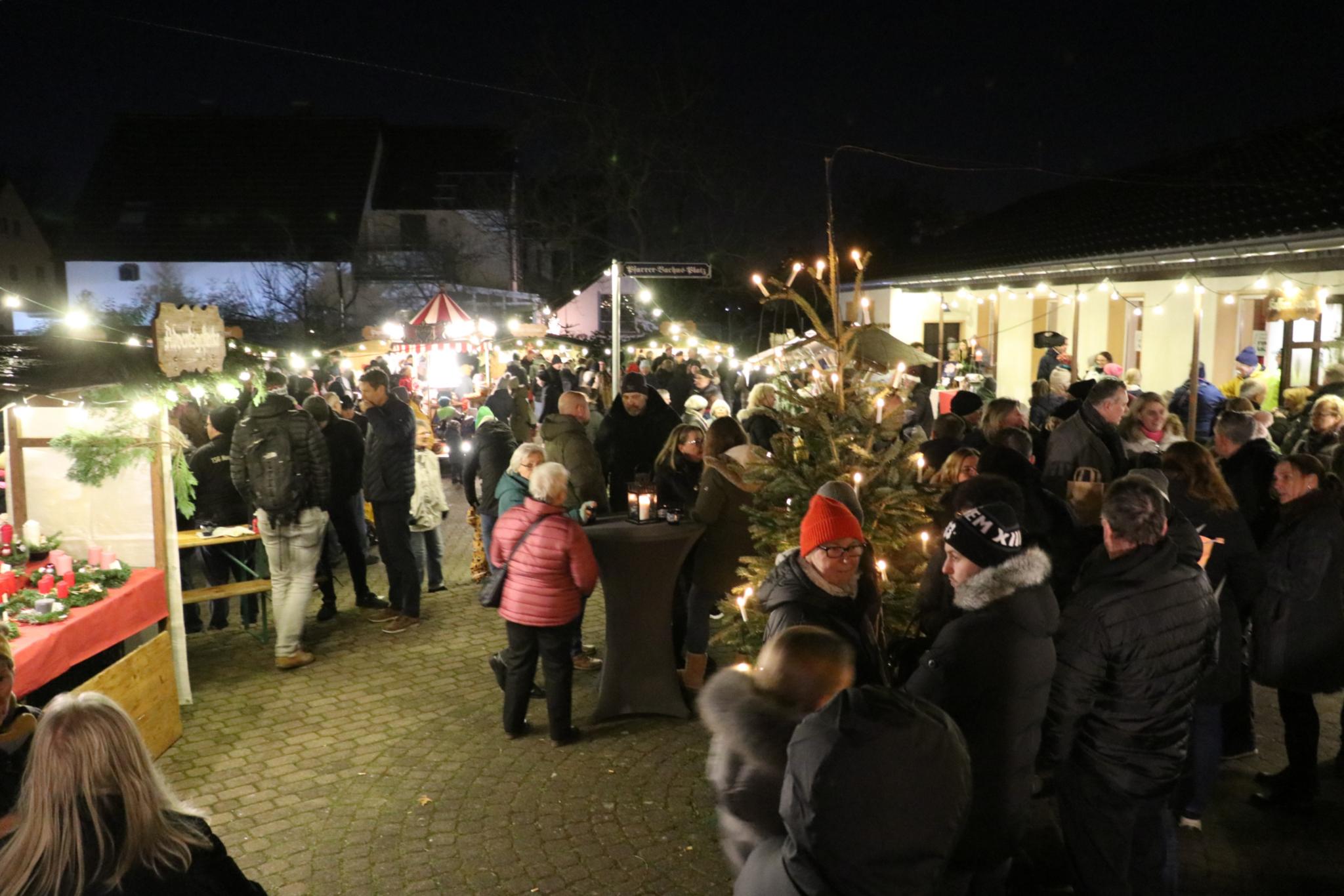 Die Übergabe fand im Rahmen des Weihnachtsmarktes statt.