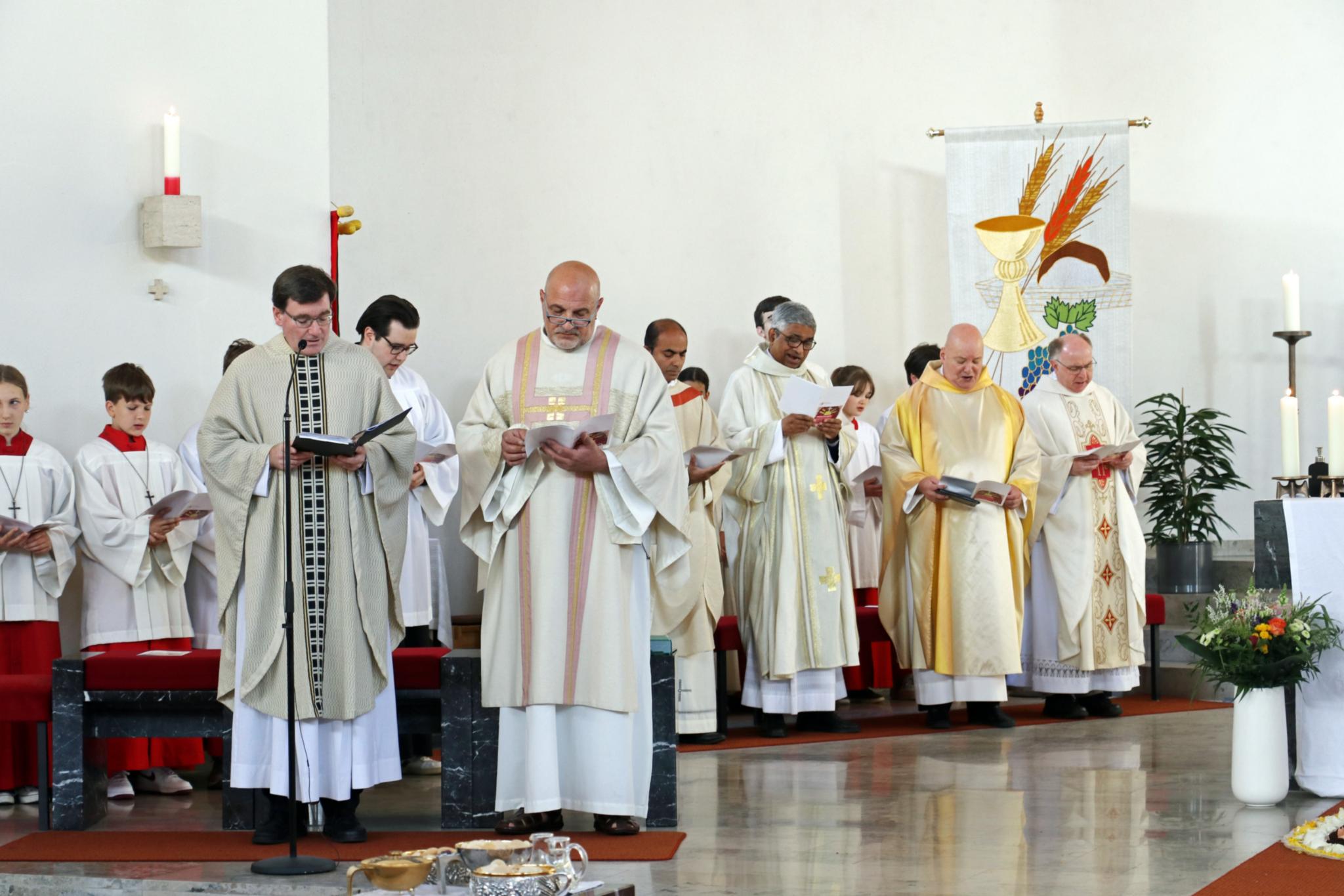 Pfarrer Martin Berker, Diakon Vincenzo Linardi, Pater Pius Kandathil, Pater Francis Parakkal, Pfarrer Reinhold Massoth und Pfarrer Martin Eltermann