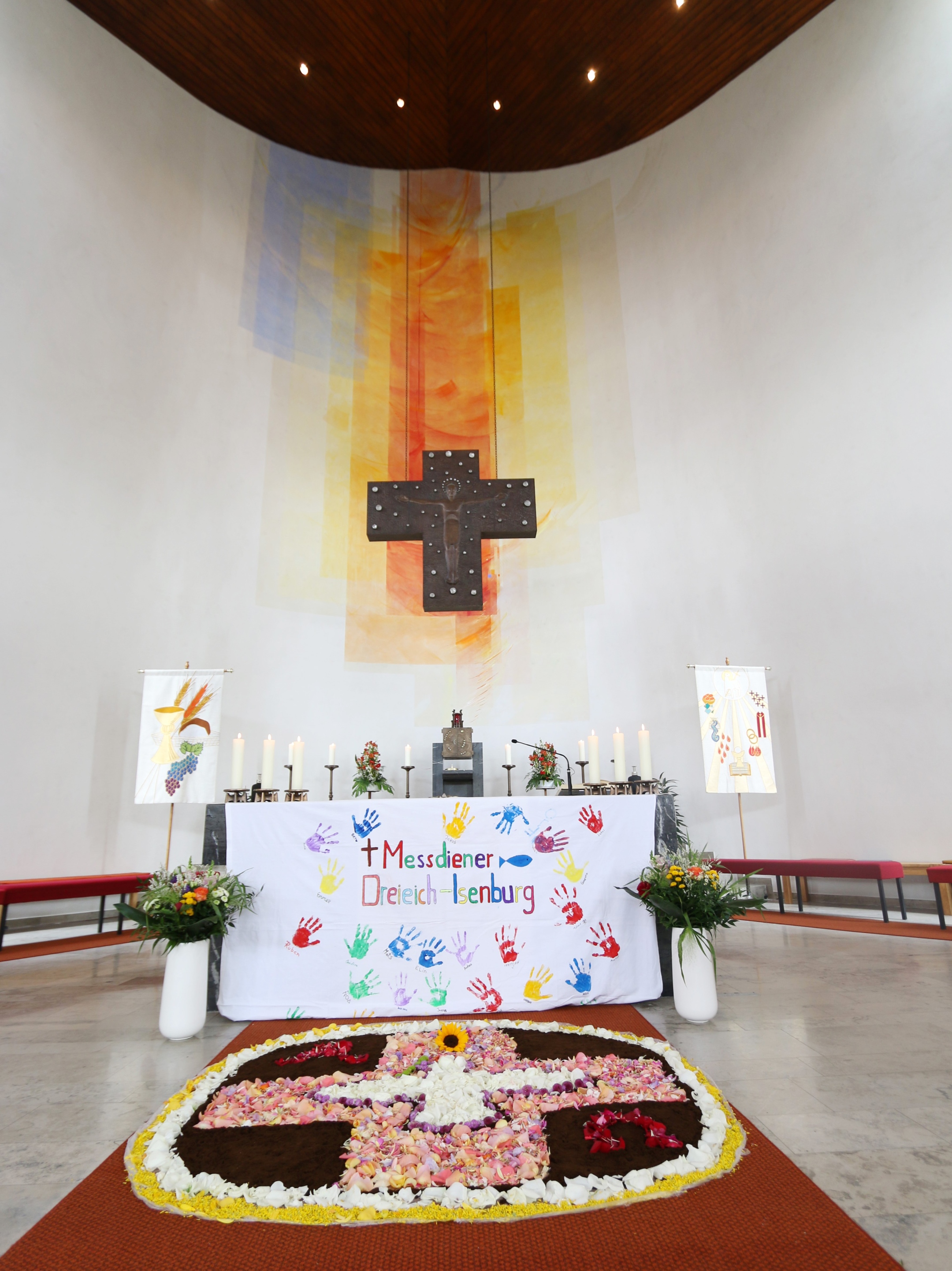 Blütenteppich vor dem Altar in St Stepahn