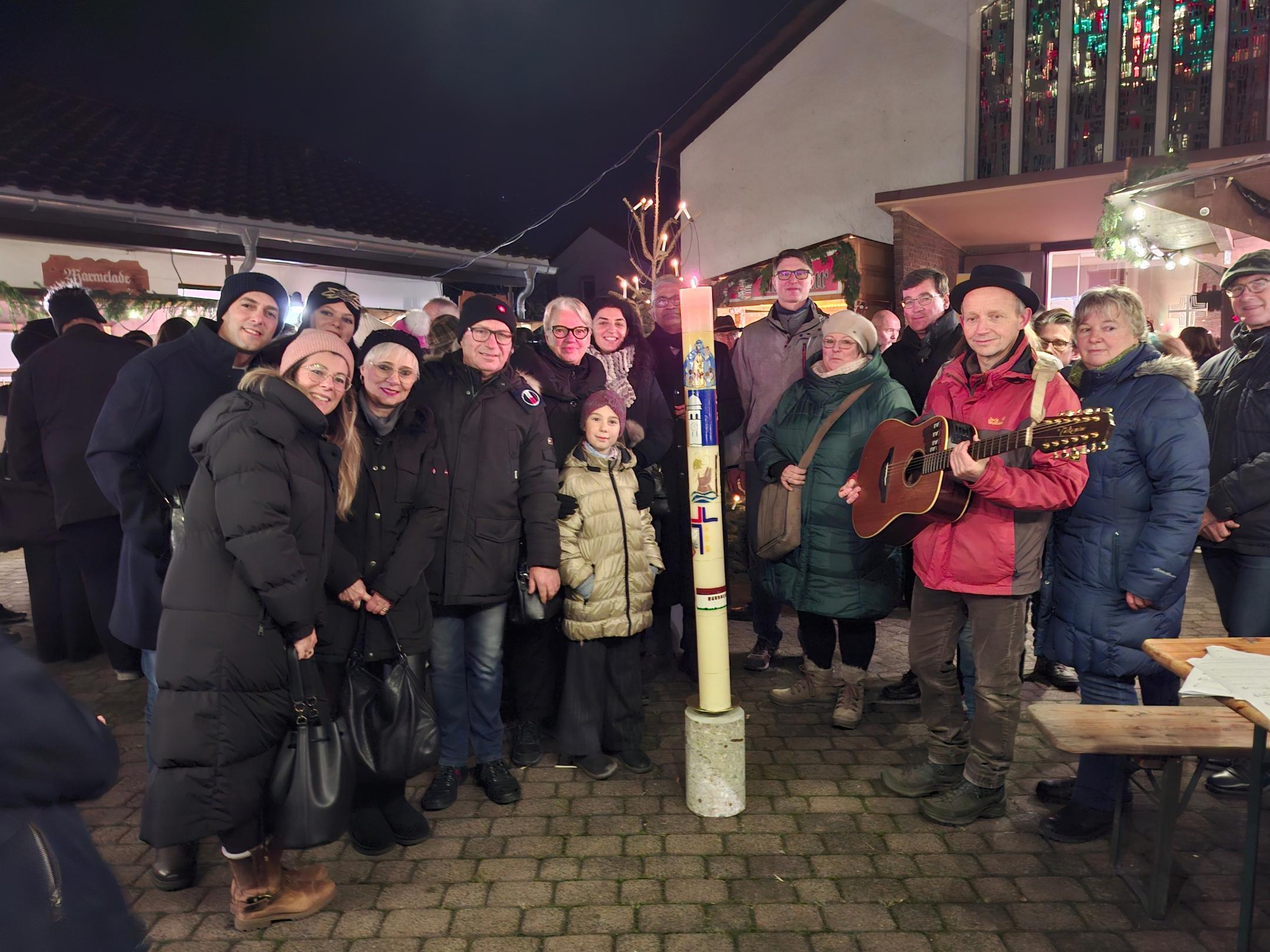 Übergabe der Pastoralraumkerze an die italienische Gemeinde Dreieich Don Bosco