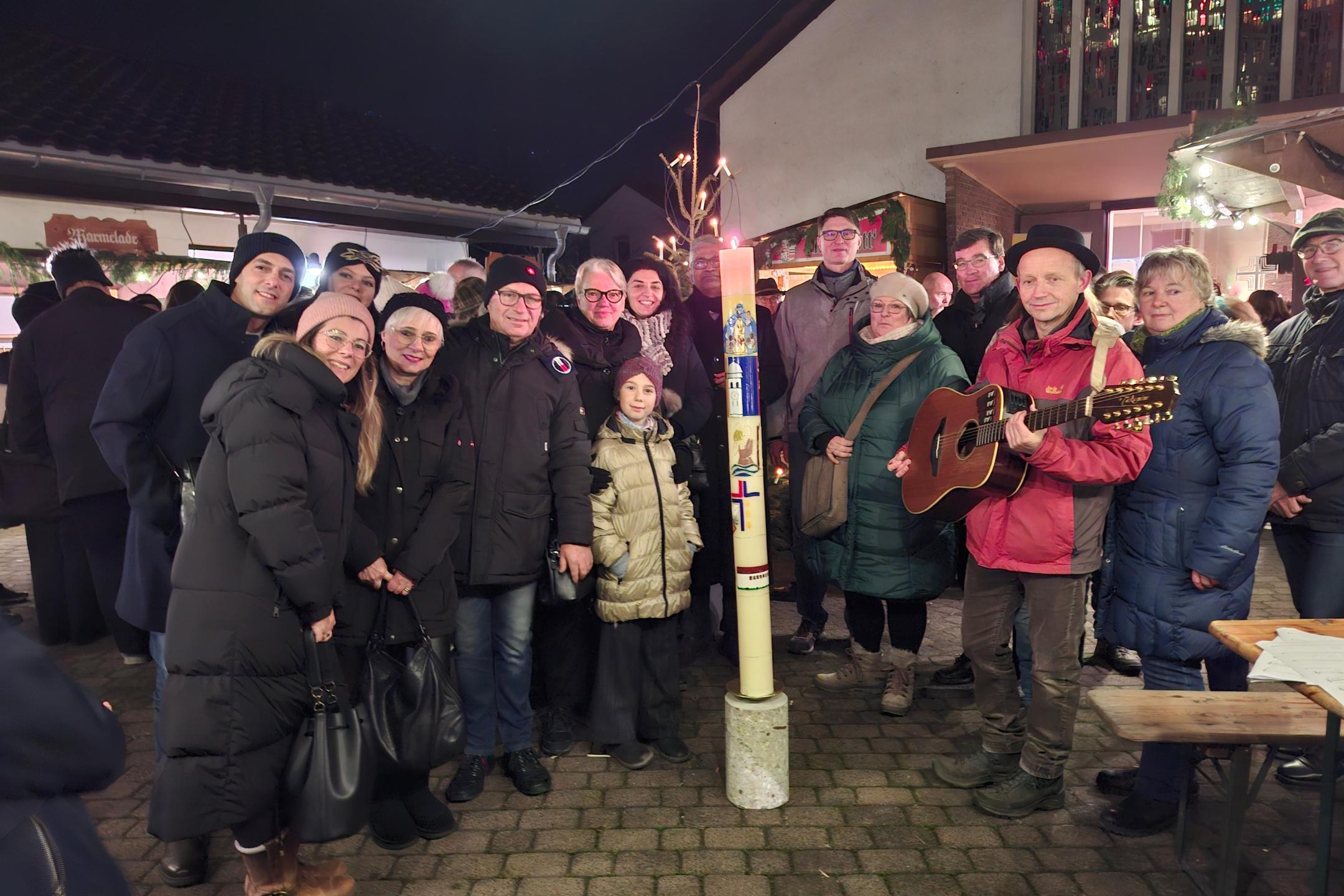 Übergabe der Pastoralraumkerze an die italienische Gemeinde Dreieich Don Bosco