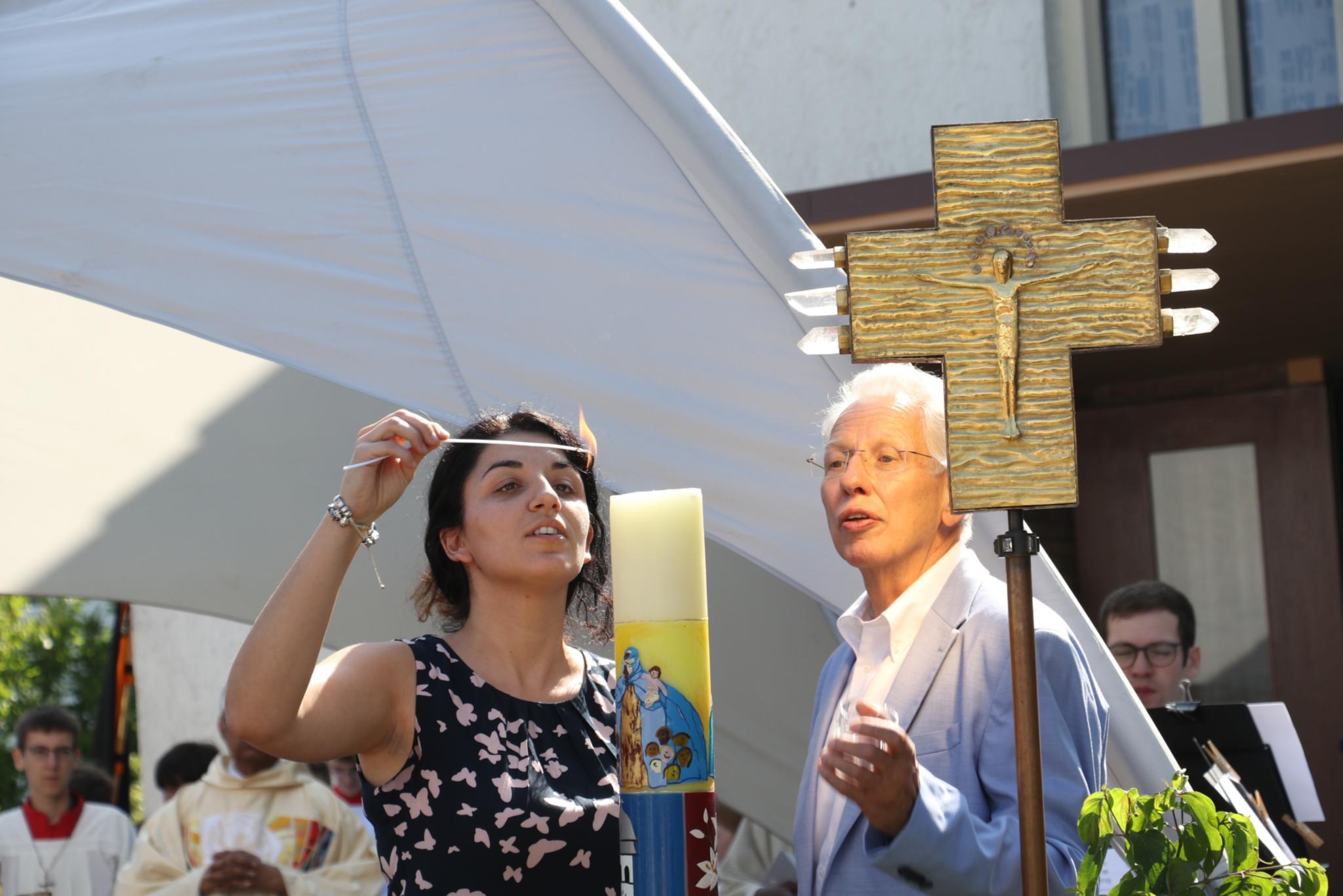 Entzünden der Pastoralraumkerze.