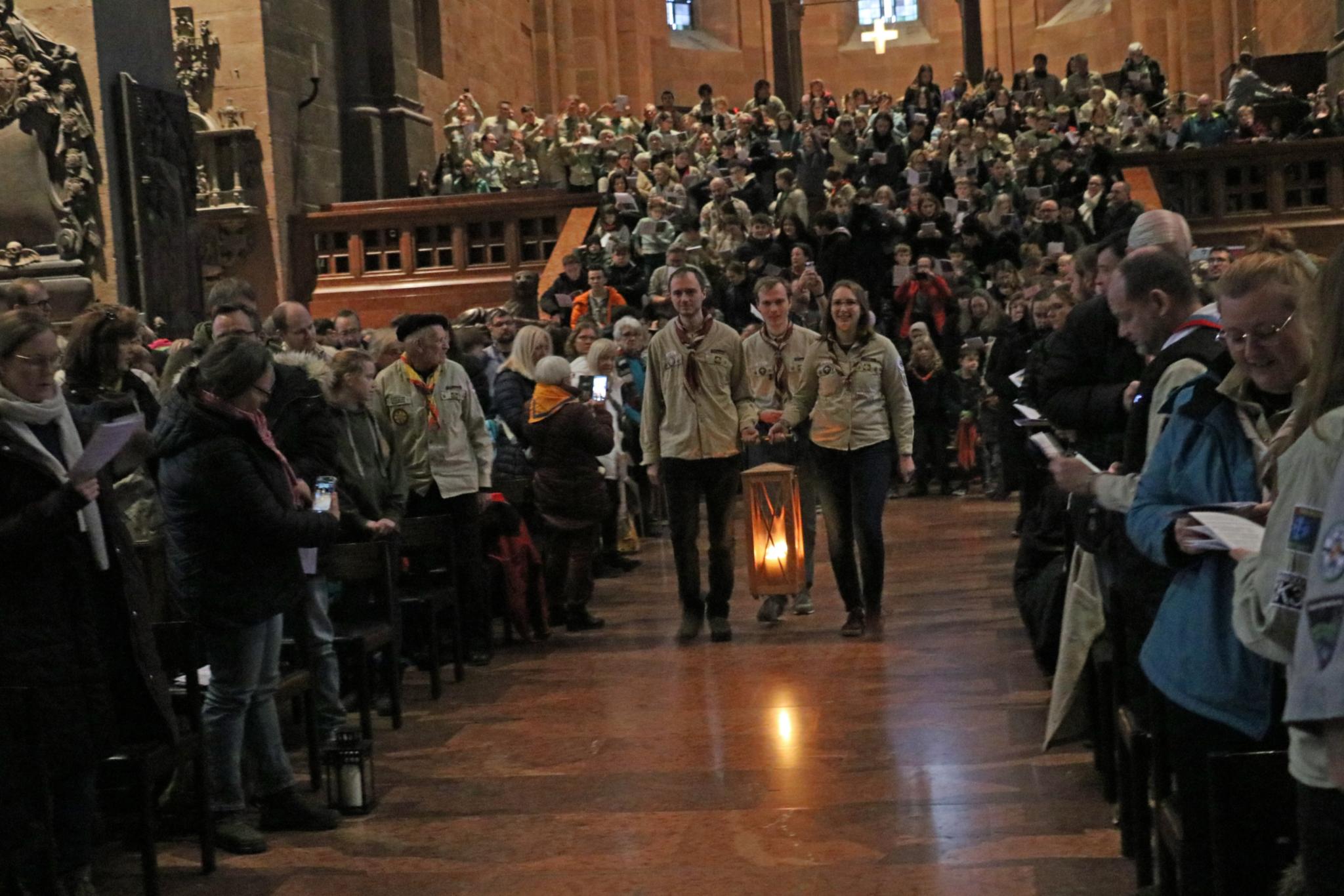 Das Friedenslicht im Mainzer Dom