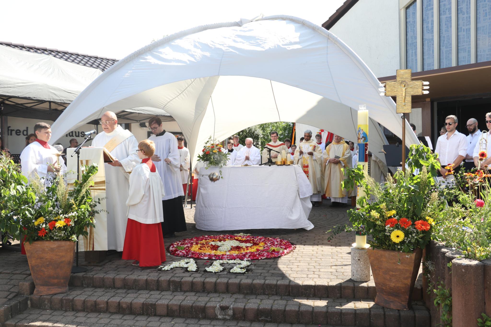 Diakon Vincenzo Linardi bei der Lesung