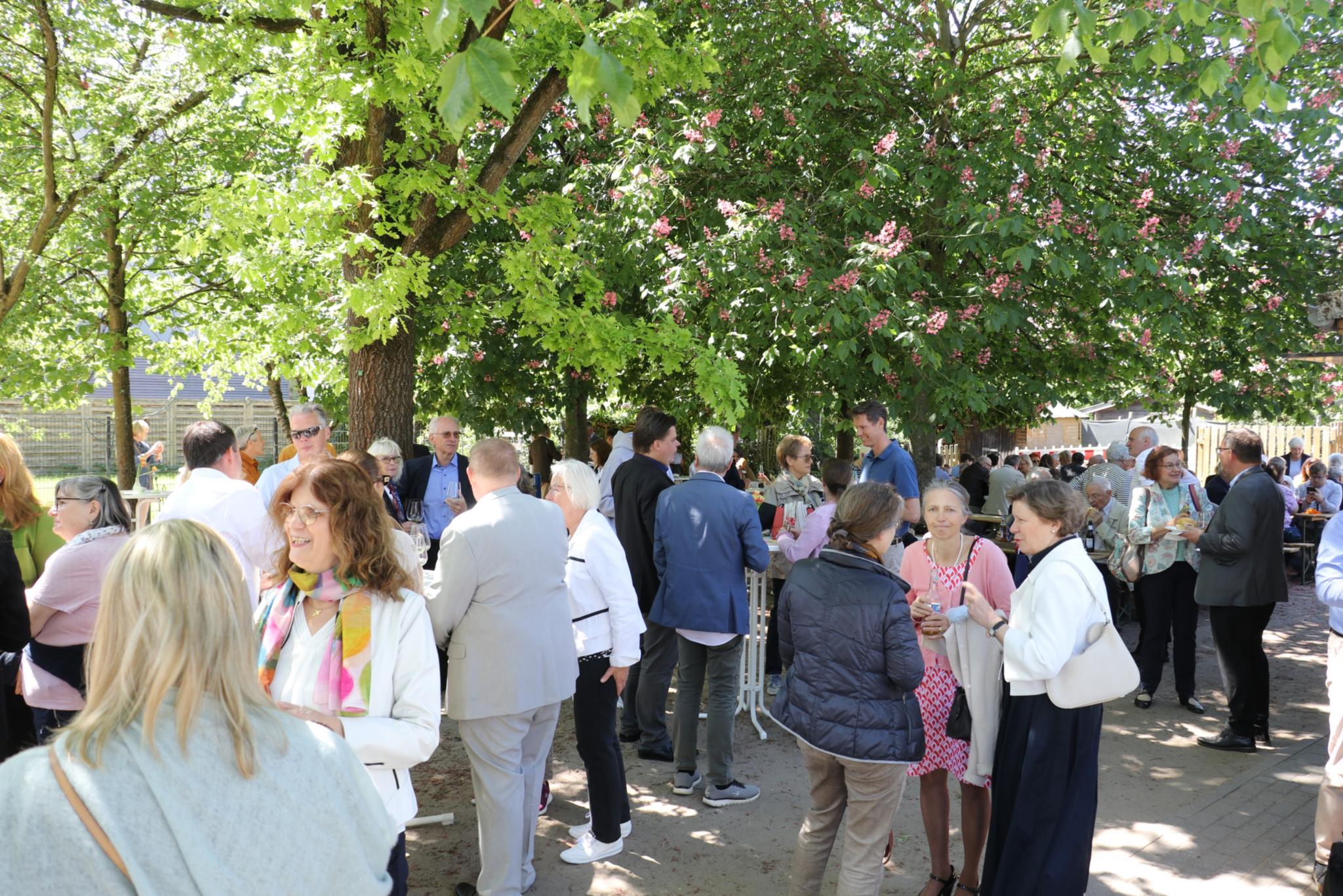 Begegnung im Pfarrgarten