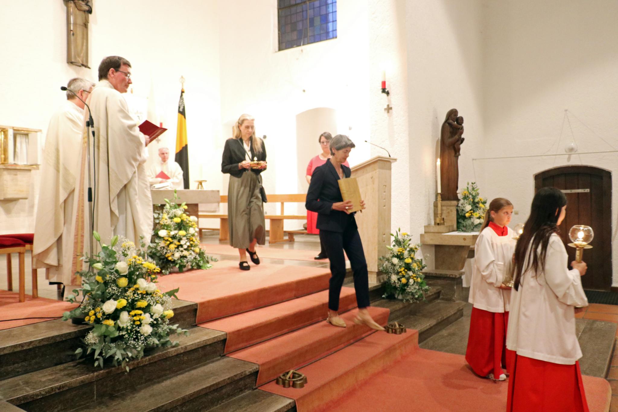 Auszug des „Heiligen“ aus der Kirche