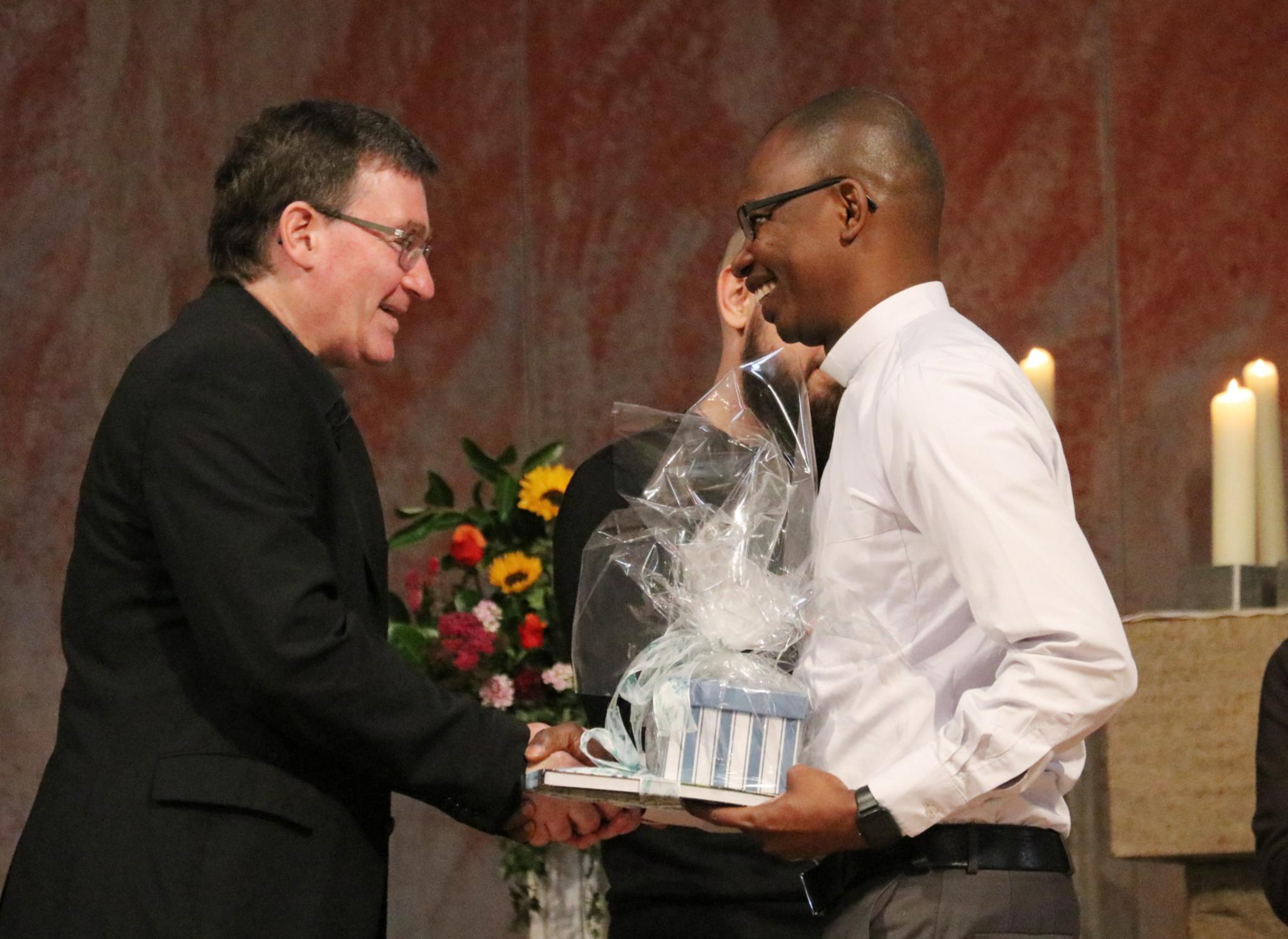 Pfarrer Martin Berker und Kaplan Nonso Nwadiogbu