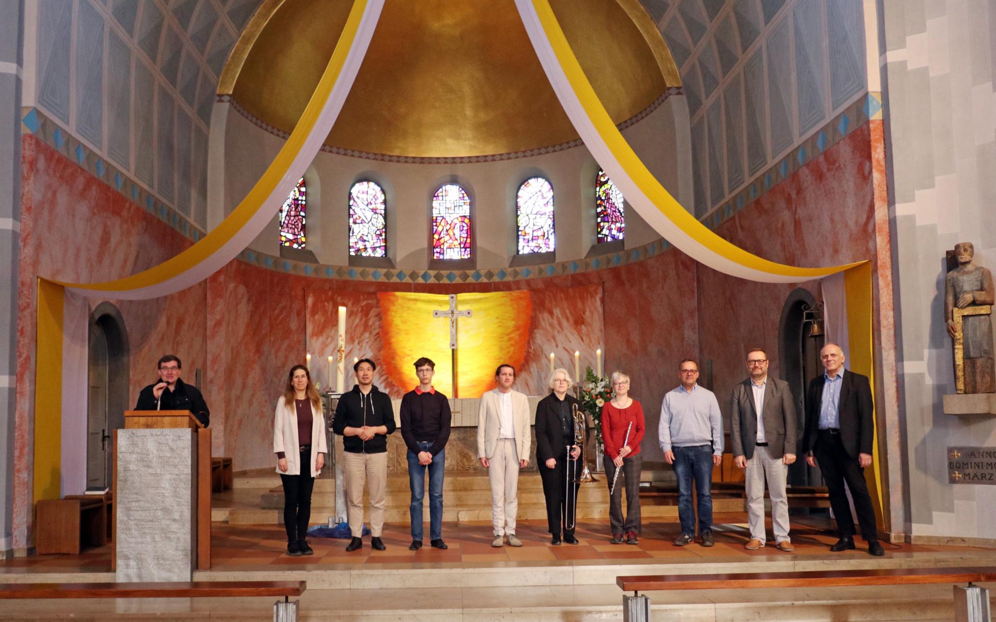 Zum Abschluss kamen alle Mitwirkenden im Altarraum zusammen.
