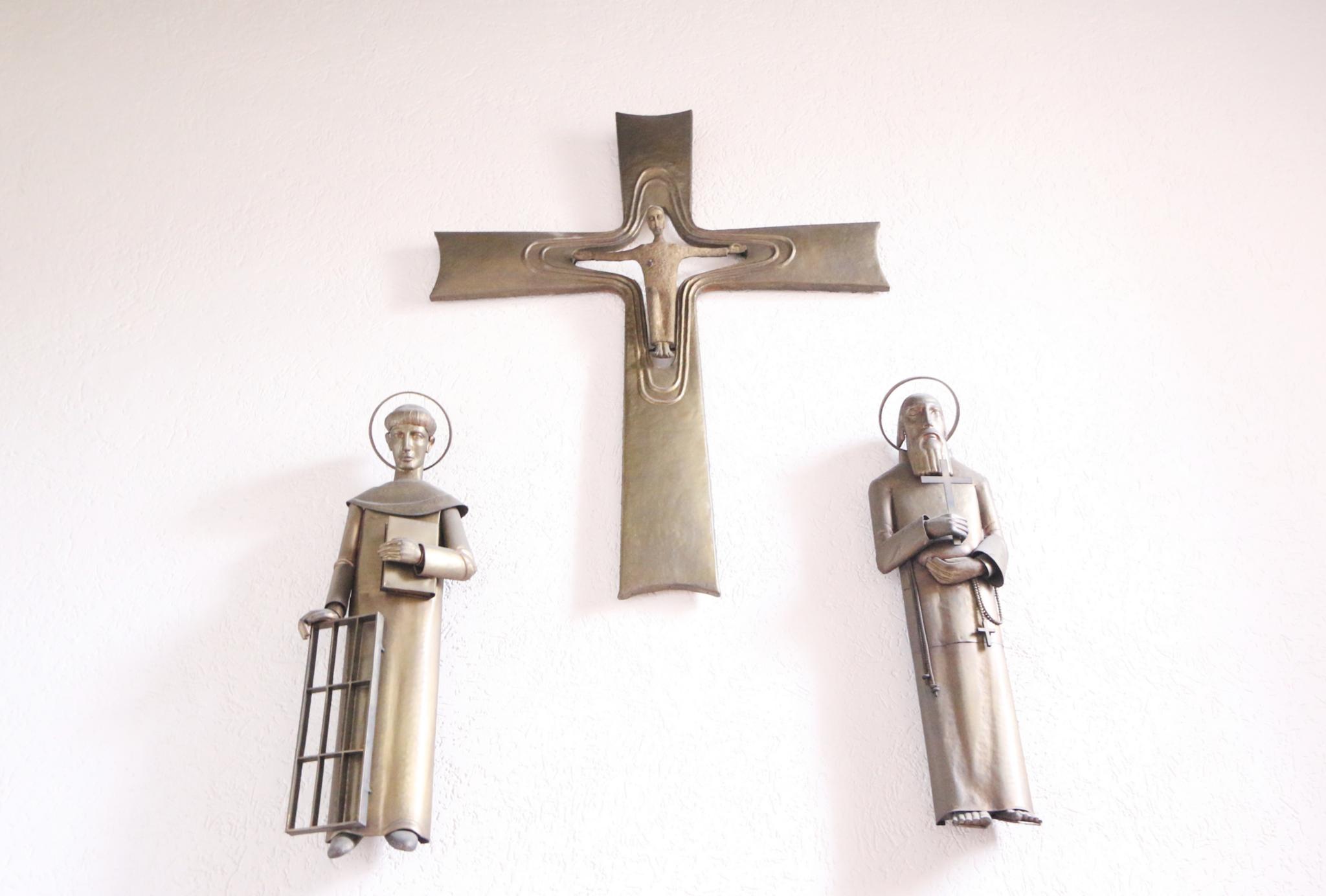Der Hl. Laurentius, das Kreuz und der Hl. Bruder Konrad.