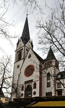 Die ab 1902 erbaute St. Bonifatius Gießen, Turmfront mit Hauptportal (heutige Ansicht)