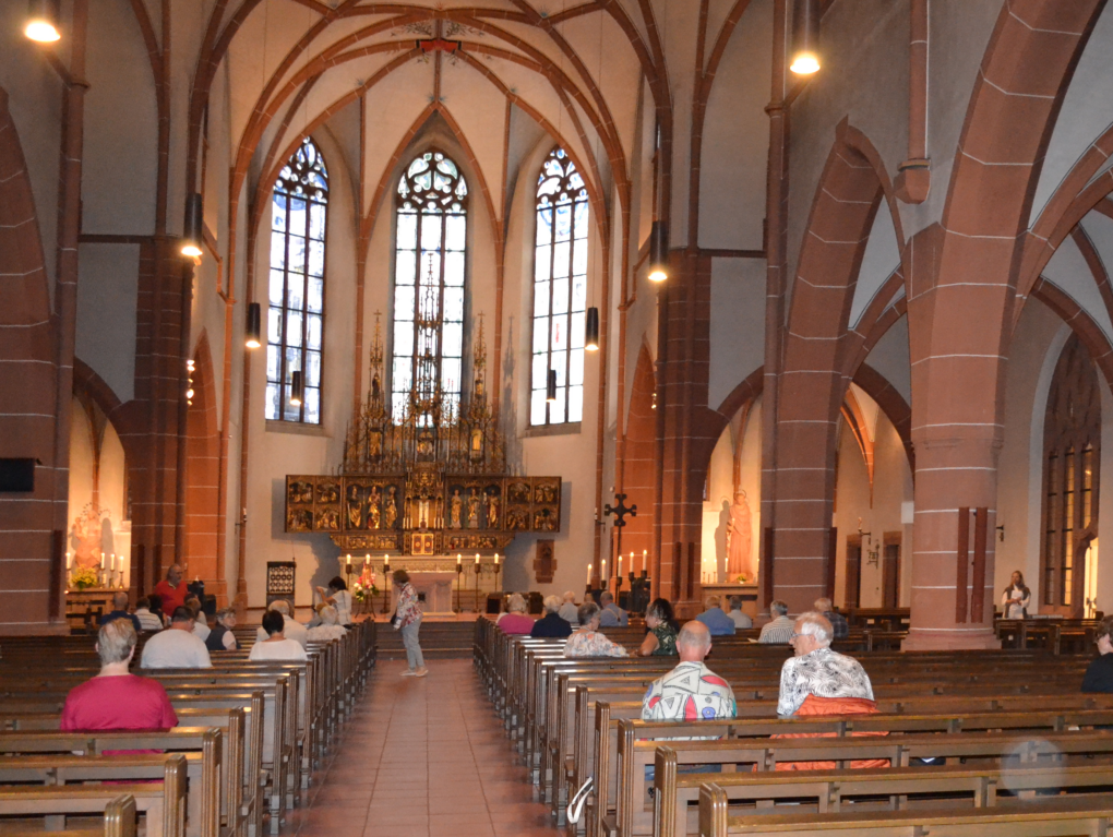 Bonifatius-innen mit Besuchern-2