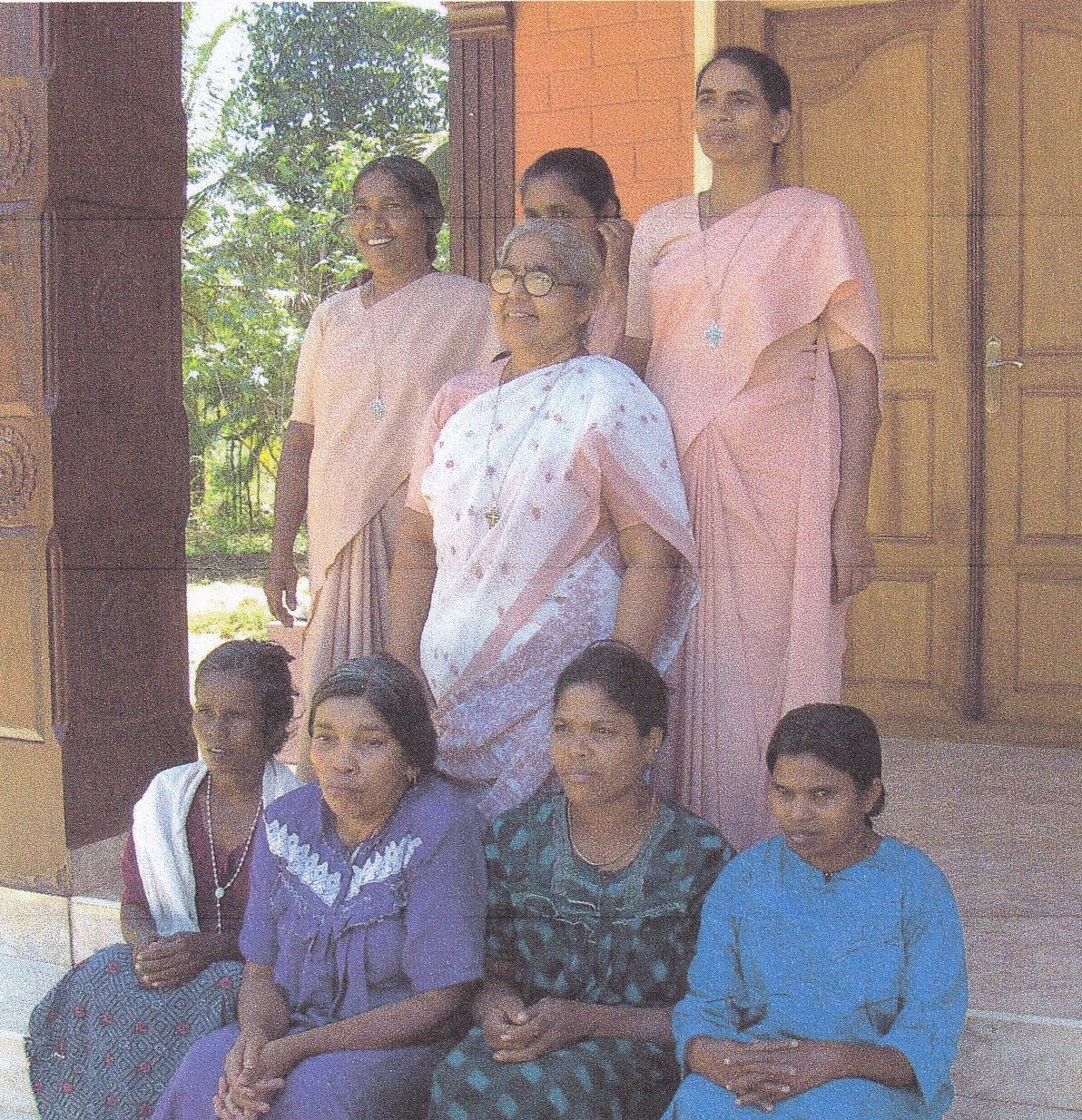 Die Schwestern (stehend) mit den ersten Patientinnen