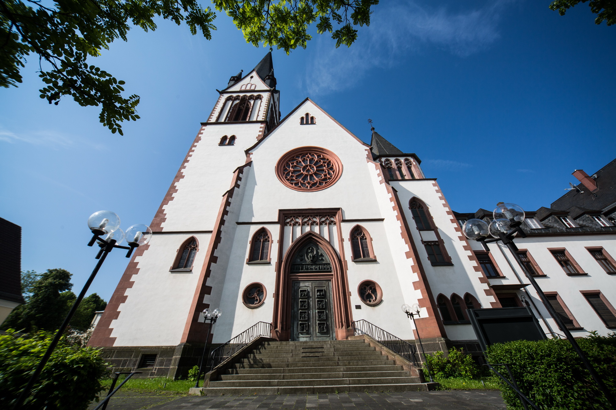 Bonifatiuskirche, Hauptportal und Turm