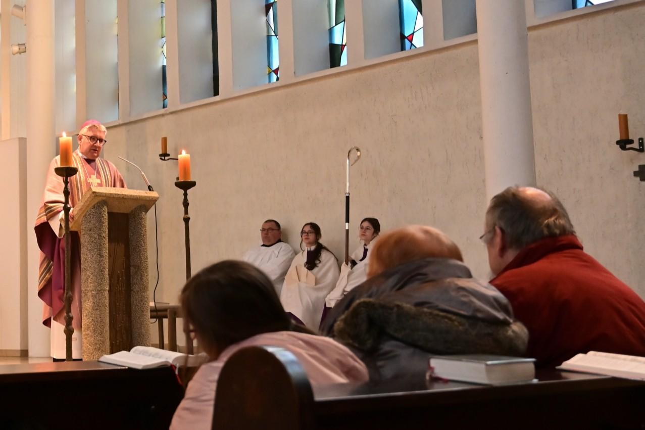 Adventsgottesdienst mit Bischof Kohlgraf in der St.-Paulus-Kirche in Lich