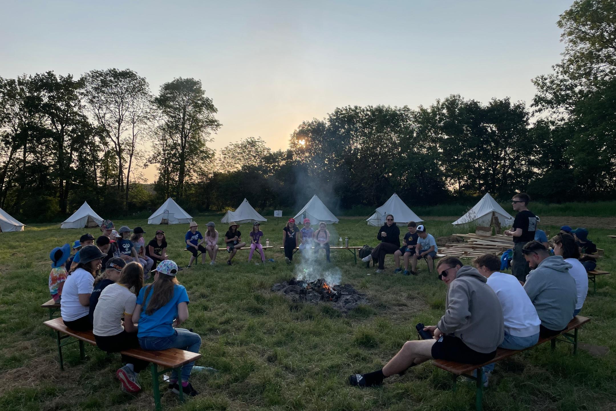 Gemeinsam am Lagerfeuer