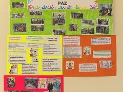 Fotos und Hausplakate über das Projekt 'Junge Friedenmacher' (Jóvenes constructores de paz) bei der Caritas Hauptstelle in San Bartolo, Chalatenango.