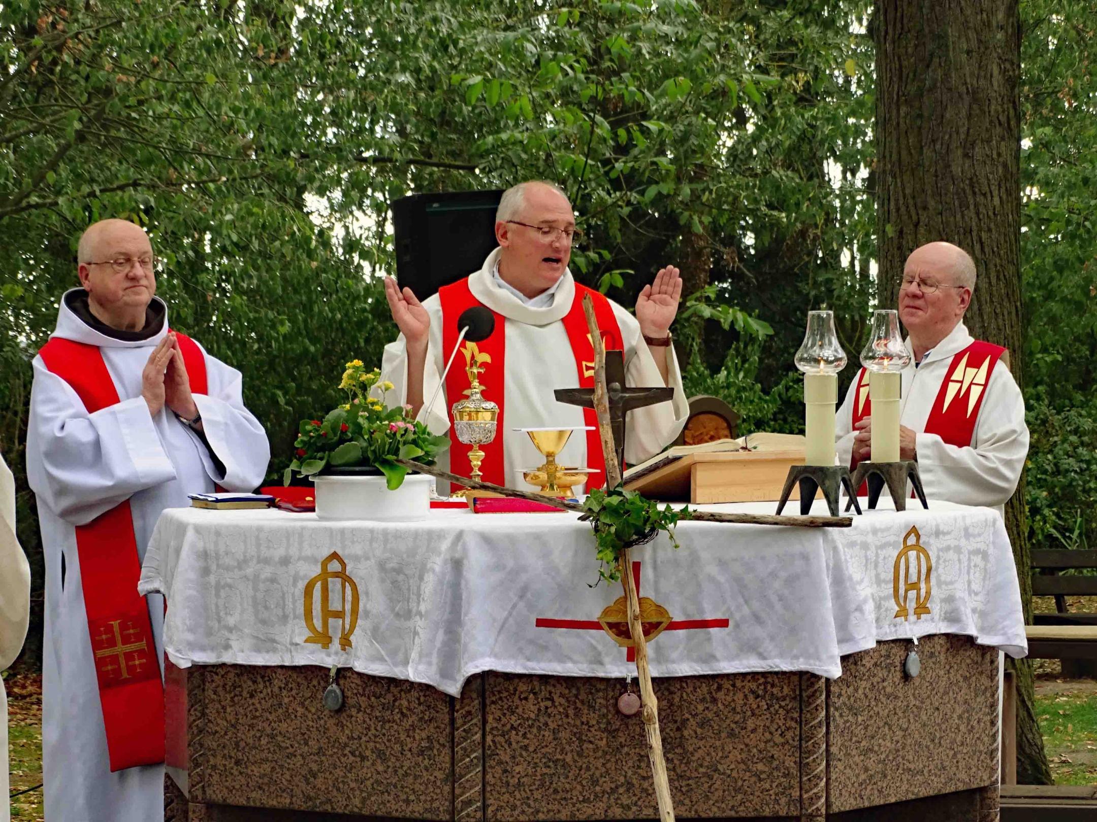 Maria Einsiedel, 12. September 2026: Pfarrer Christof Mulach (Mitte) zelebrierte Den Wallfahrtsgottesdienst.