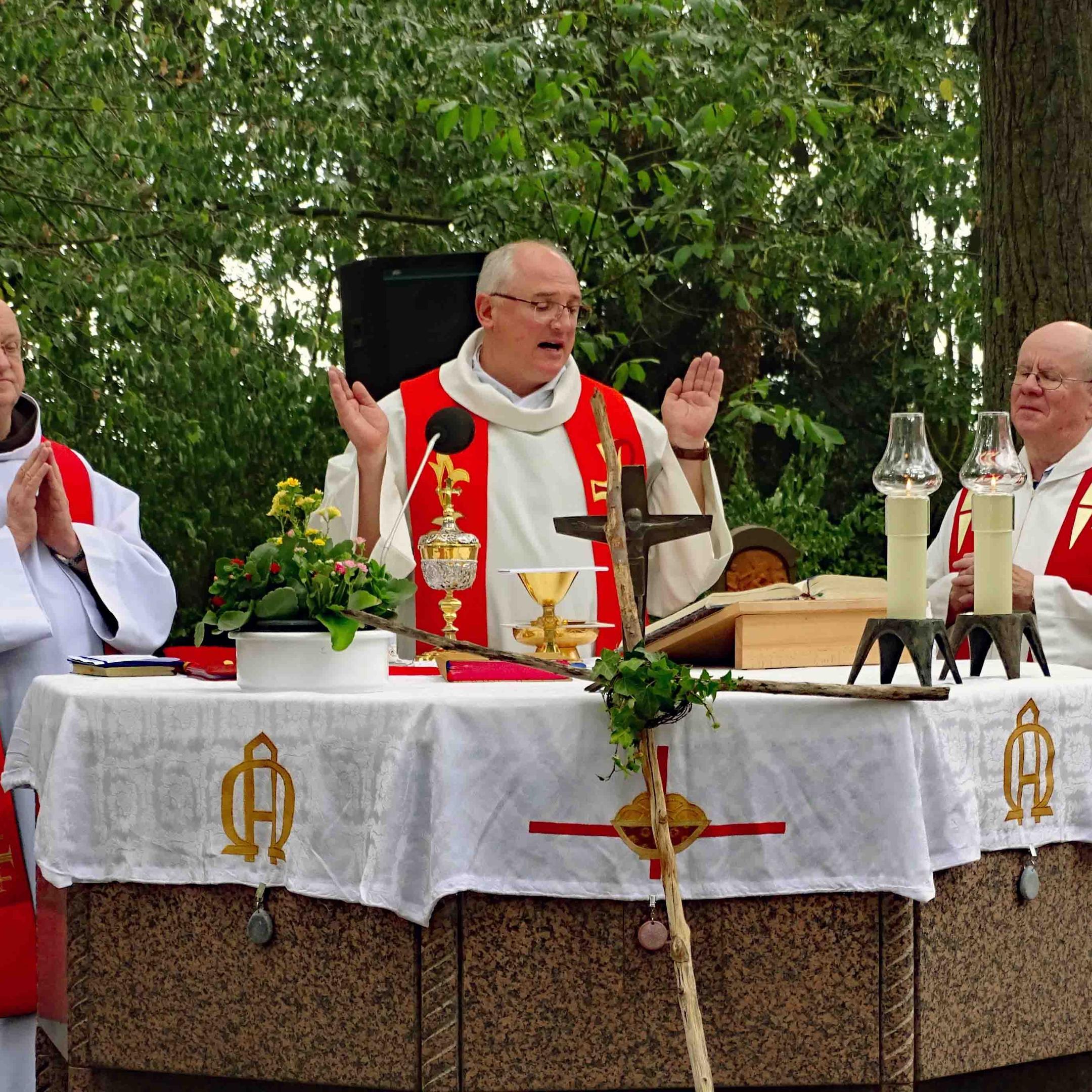 Maria Einsiedel, 12. September 2026: Pfarrer Christof Mulach (Mitte) zelebrierte Den Wallfahrtsgottesdienst.