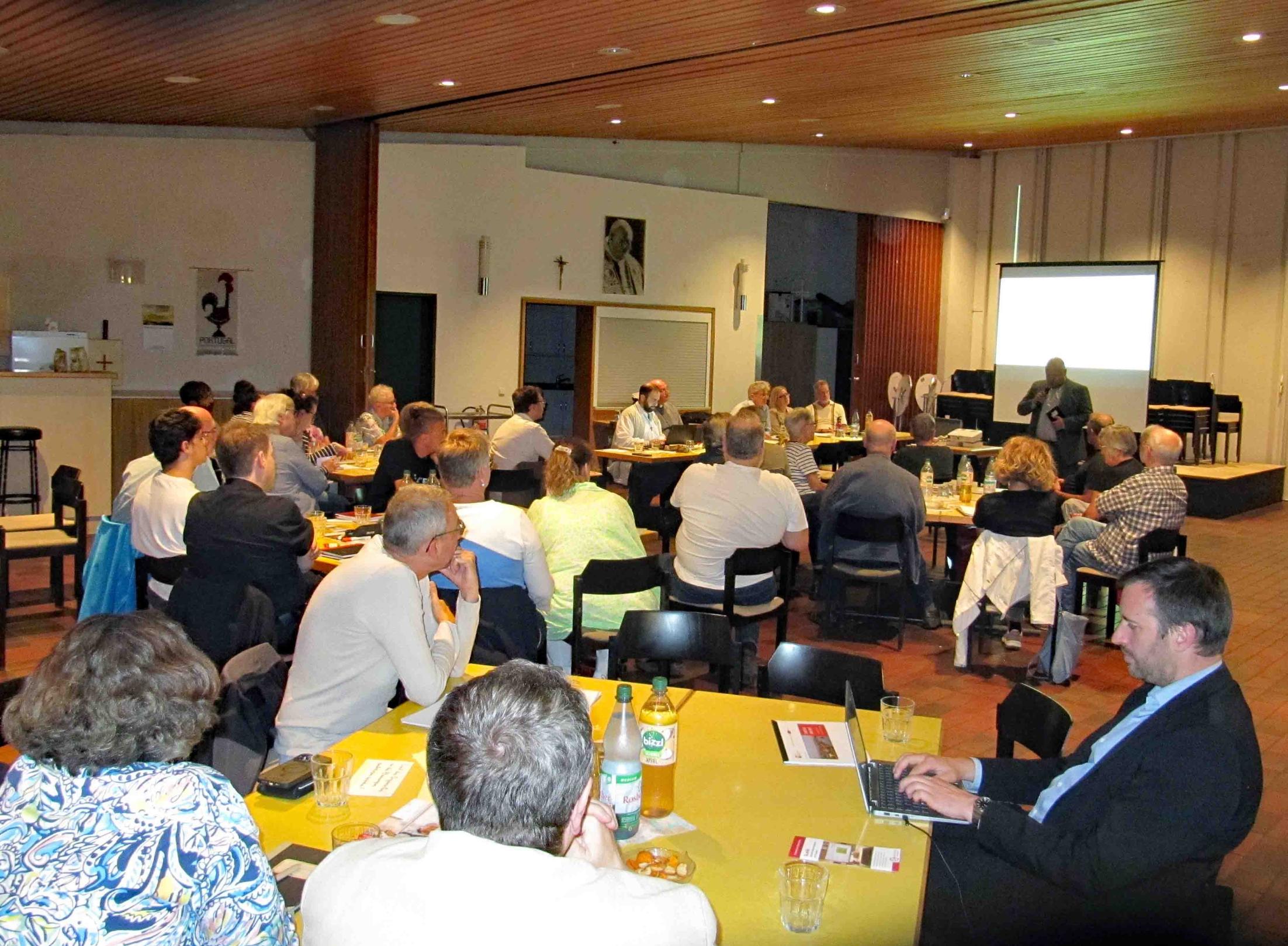 Königstädten, 10. September 2026: Den Mitgliedern der Pastoralraumkonferenz wird das Konzept für die Gottesdienste in der zukünftigen Pfarrei vorgestellt.