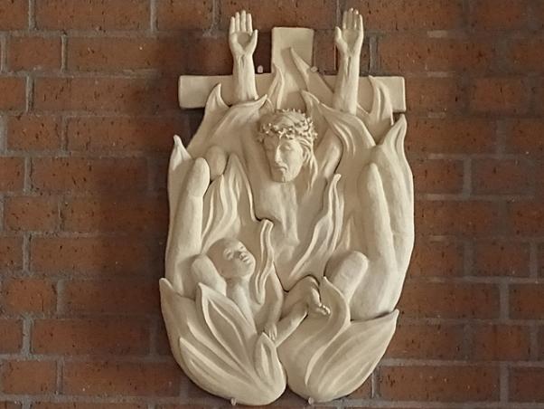 Dreifaltigkeitsskulptur der Künstlerin Marianne Haas in der Büttelborner Pfarrkirche St. Nikolaus von der Flüe.