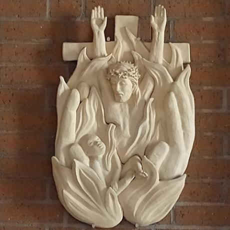 Dreifaltigkeitsskulptur der Künstlerin Marianne Haas in der Büttelborner Pfarrkirche St. Nikolaus von der Flüe.