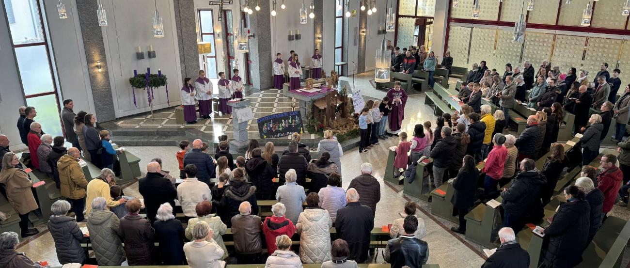 Christkönig Walldorf, 07. Dezember 2025: Im Familiengottesdienst stellten sich die Kommunionkinder aus Christkönig (Walldorf) und St. Marien (Mörfelden) vor. (c) Urban Jänicke Christkönig Walldorf, 07. Dezember 2025: Im Familiengottesdienst stellten sich die Kommunionkinder aus Christkönig (Walldorf) und St. Marien (Mörfelden) vor.