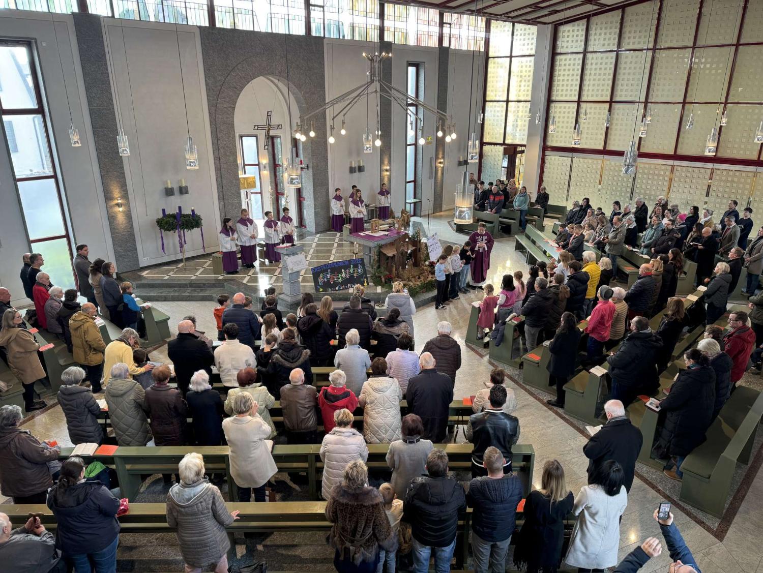 Christkönig Walldorf, 07. Dezember 2025: Im Familiengottesdienst stellten sich die Kommunionkinder aus Christkönig (Walldorf) und St. Marien (Mörfelden) vor.