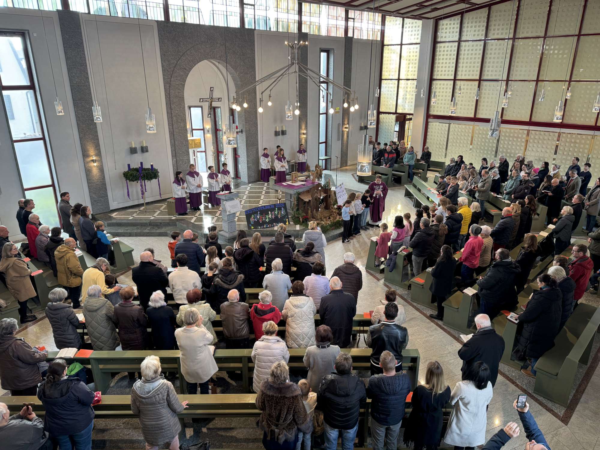 Christkönig Walldorf, 07. Dezember 2025: Im Familiengottesdienst stellten sich die Kommunionkinder aus Christkönig (Walldorf) und St. Marien (Mörfelden) vor.