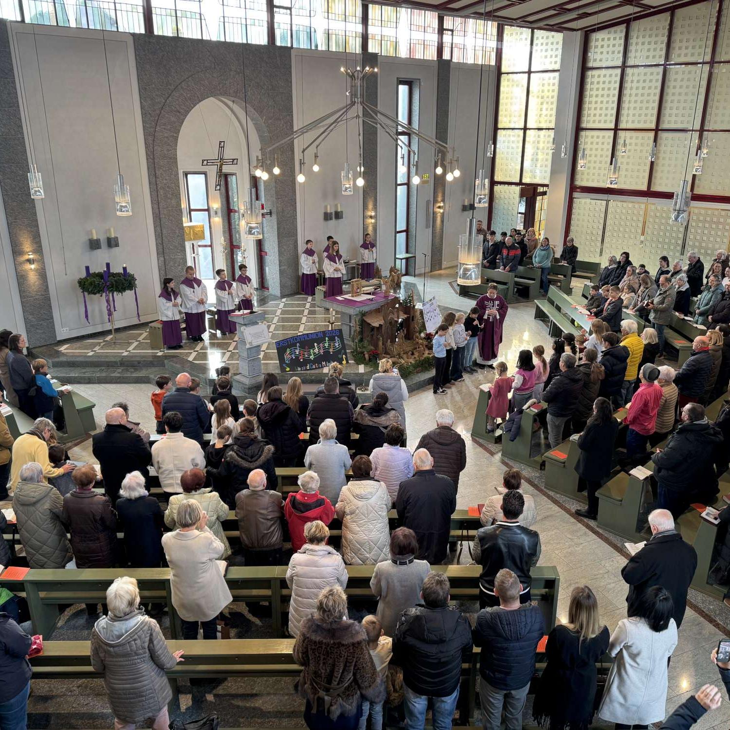 Christkönig Walldorf, 07. Dezember 2025: Im Familiengottesdienst stellten sich die Kommunionkinder aus Christkönig (Walldorf) und St. Marien (Mörfelden) vor.