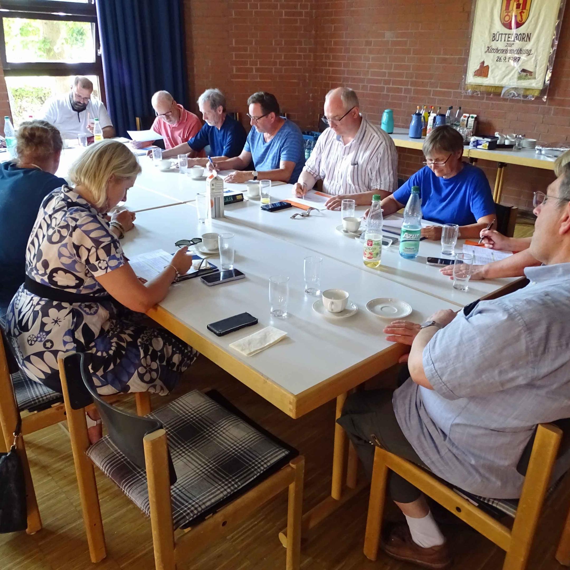 Büttelborn, 24. Juni 2023: Die Mitglieder der Projektgruppe während der Begehung in der Pfarrei St. Nikolaus von der Flüe.