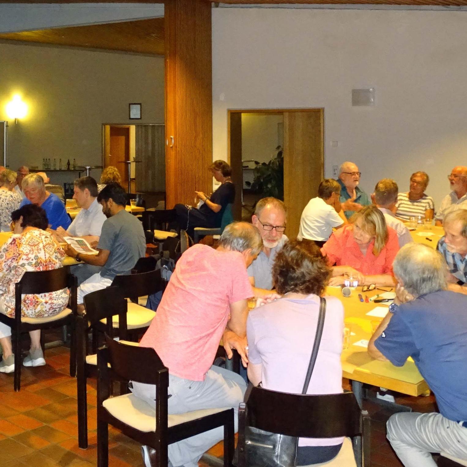 Königstädten, 30. August 2024: Einige der Thementische beim Ratschlag.