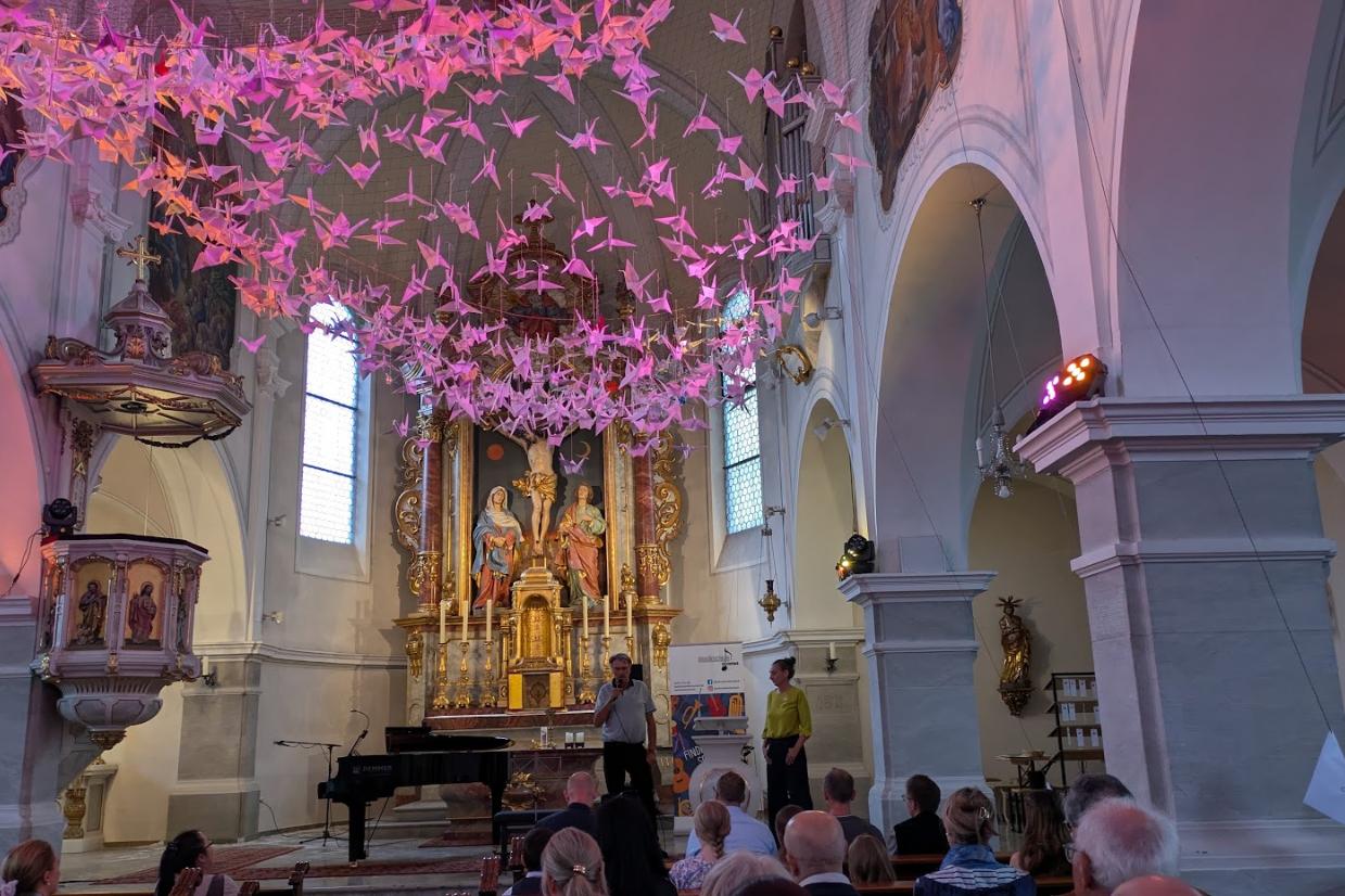 Kraniche in Herz-Jesu-Kirche