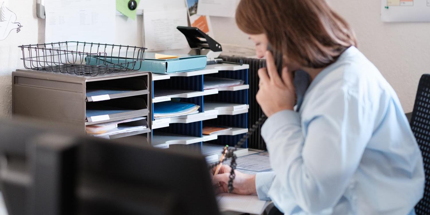 Im Buero einer Pfarrei_by_Markus_Weinlaender_pfarrbriefservice