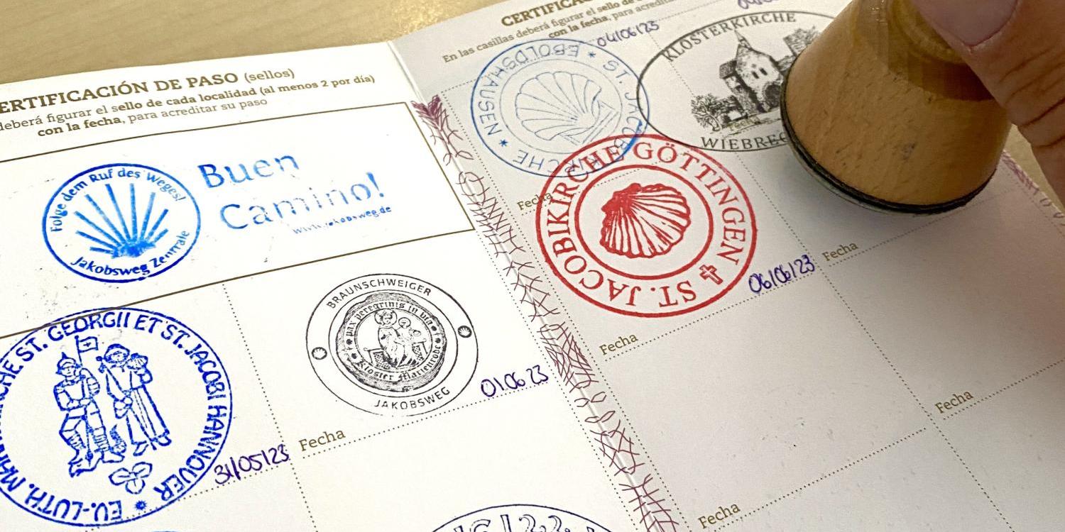 Ein Stempelheft mit Siegeln unterschiedlicher Pfarreien