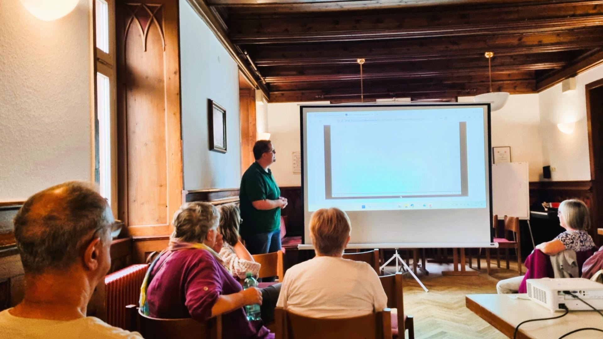 Verwaltungsleiter Matthias Kusch erläutert Datenschutzregeln an der Projektionsleinwand