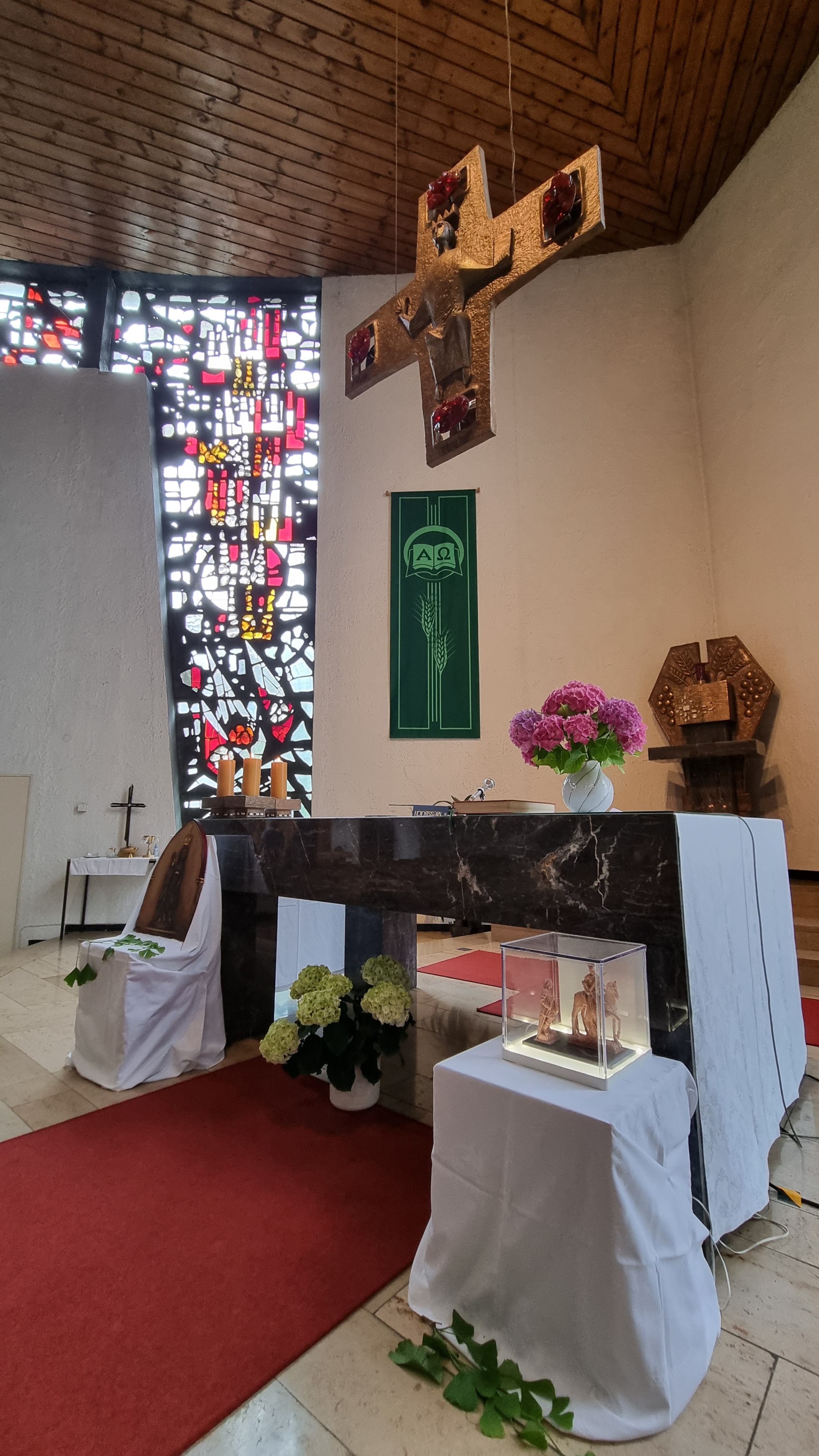 Blick in den Altarraum ,it Seitenfenster und Maria und Martin