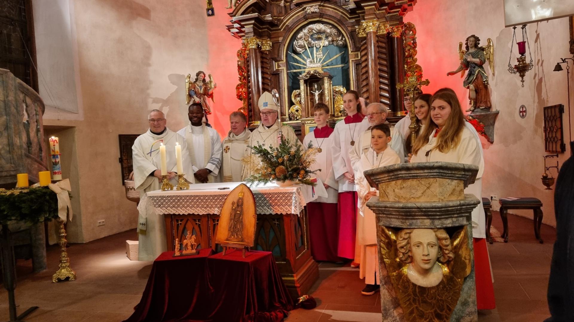 Gruppenbild im Altarraum