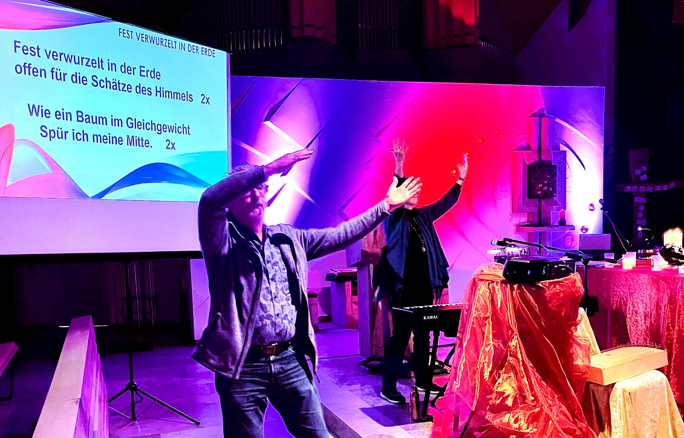 Zwei Männer Hands up vor bunt beleuchteter Kulisse
