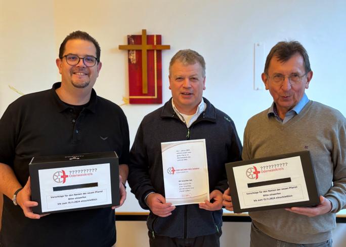 Gut vorbereitet für die Sammlung der Namensvorschläge sind (v.l.n.r.) Verwaltungsleiter Matthias Kusch, Leitender Pfarrer Harald Poggel, Projektgruppe Erich Petersik