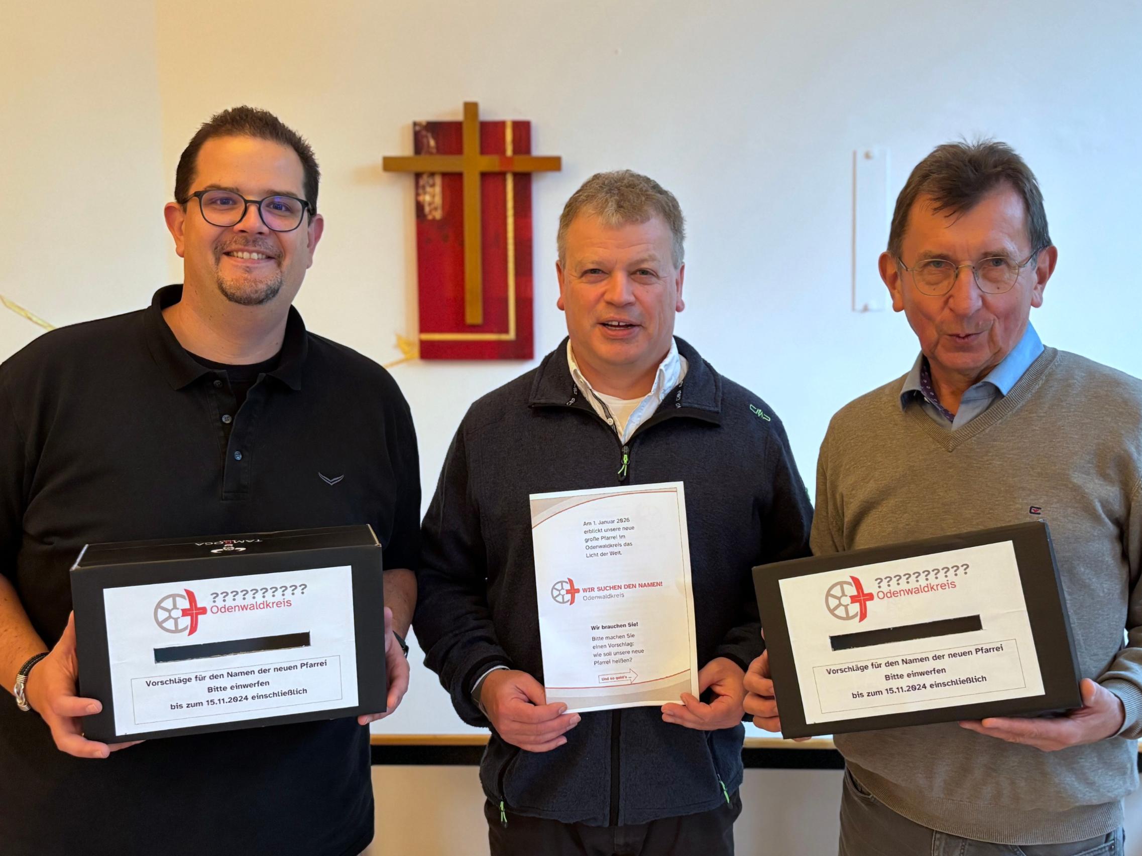 Gut vorbereitet für die Sammlung der Namensvorschläge sind (v.l.n.r.) Verwaltungsleiter Matthias Kusch, Leitender Pfarrer Harald Poggel, Projektgruppe Erich Petersik