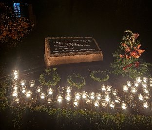 kerzen kranz mahnmal hoch