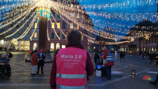 Aktion auf dem Mainzer Domplatz Maria 2.0 Nieder-Olm