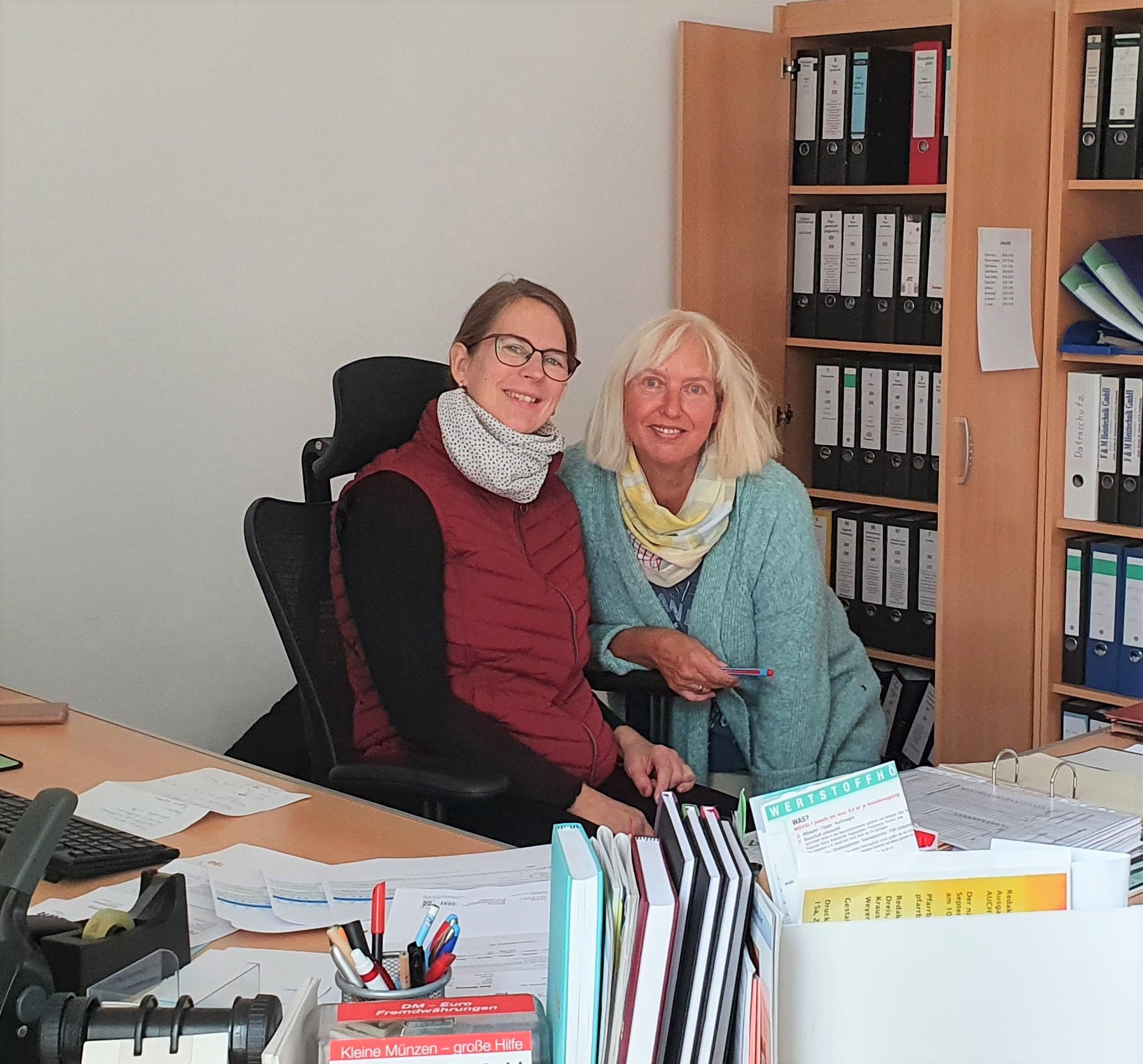 Pfarrsekretärinnen  Melanie Almeroth  und Heidrun Schwilling (Pfarrbüro Gau-Bickelheim)