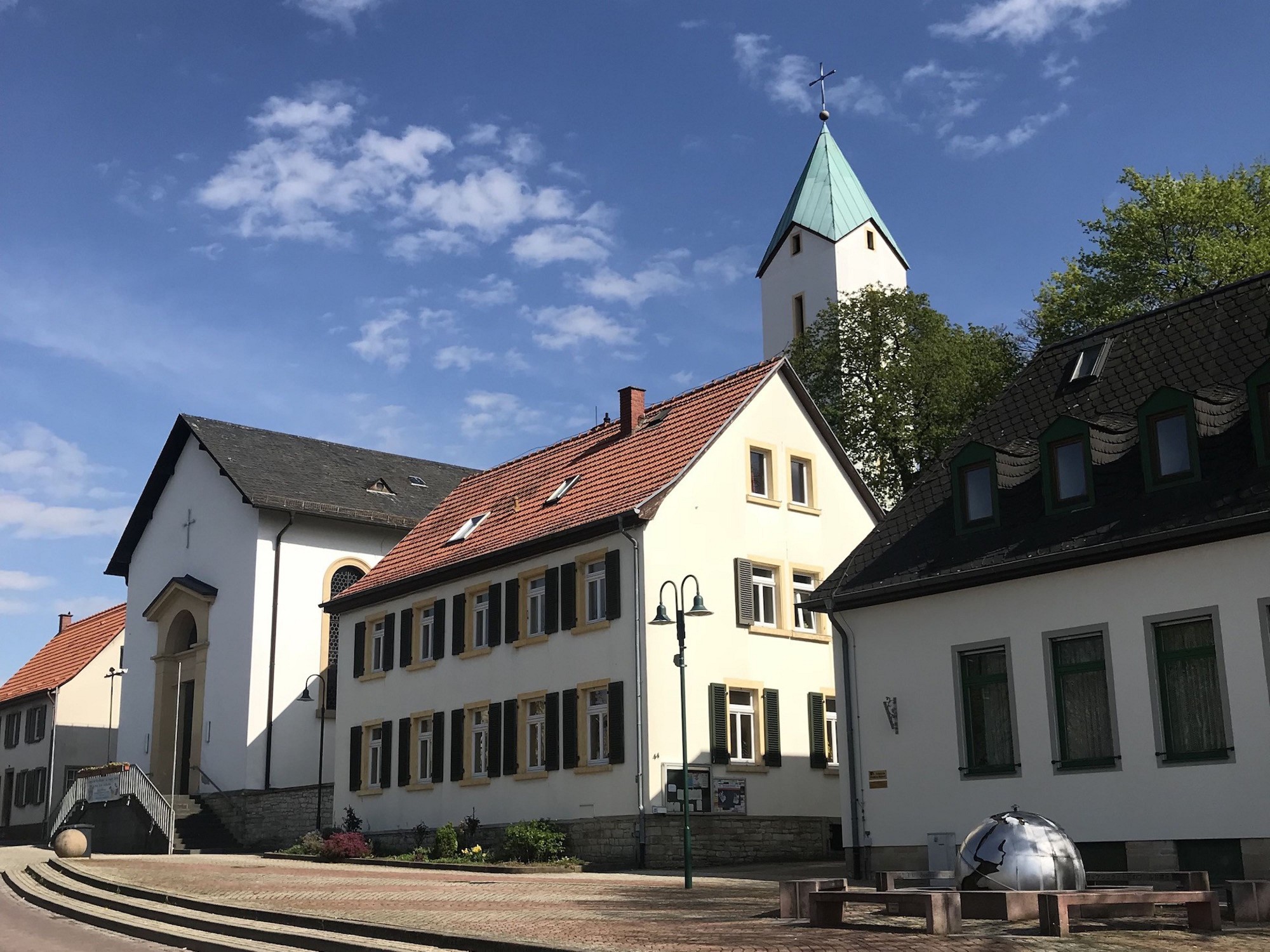 Katholische Kirche, Pfarrhaus und Bonifatiushaus in Wörrstadt
