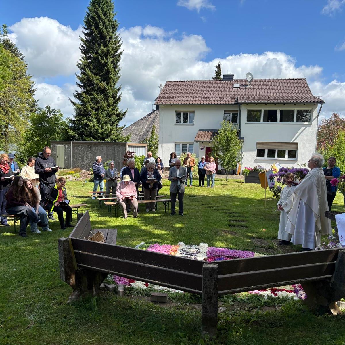 Fronleichnam Grebenhain Pfarrgarten Abschluss Blumenteppich