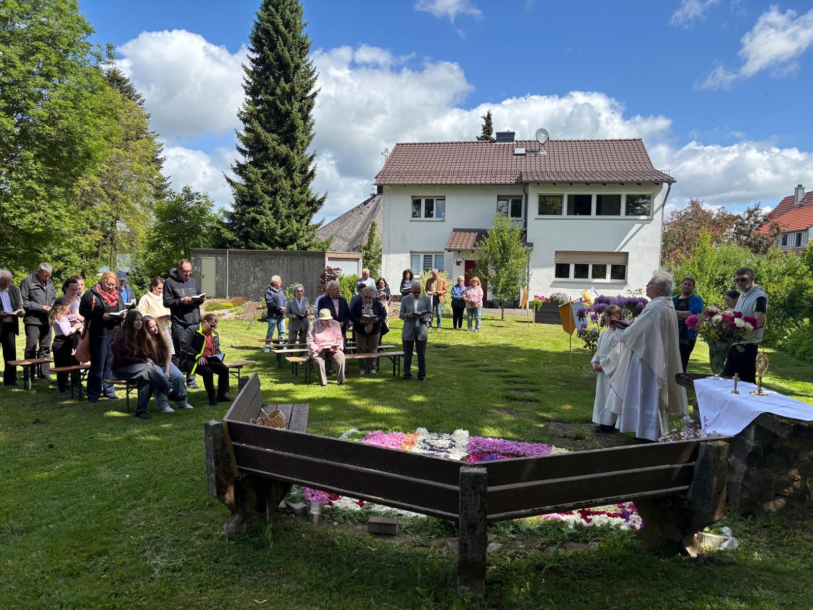 Fronleichnam Grebenhain Pfarrgarten Abschluss Blumenteppich