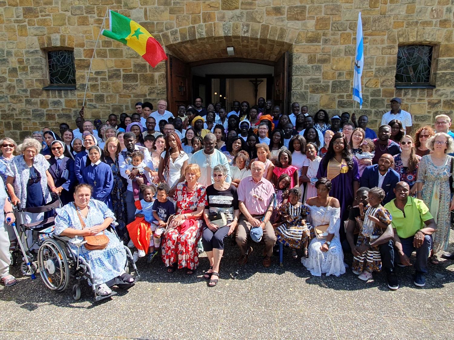 Gruppenbild mit Gottesdienstbesuchern aus Butzbach und aus dem Senegal vor der Sankt Gottfriedskirche