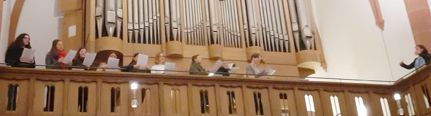 Die Jugendschola „St. Bonifatius“ singt auf der Orgelempore