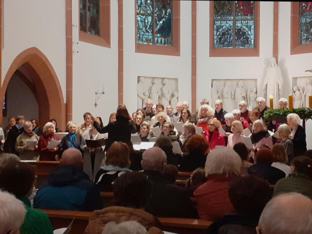 Ökumenisches Adventssingen - Blick auf den Altarraum